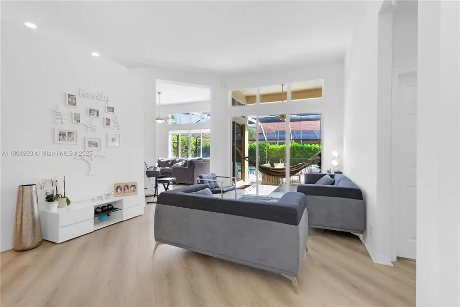 1102 Camellia Cir, Weston, FL 33326 - Image #3