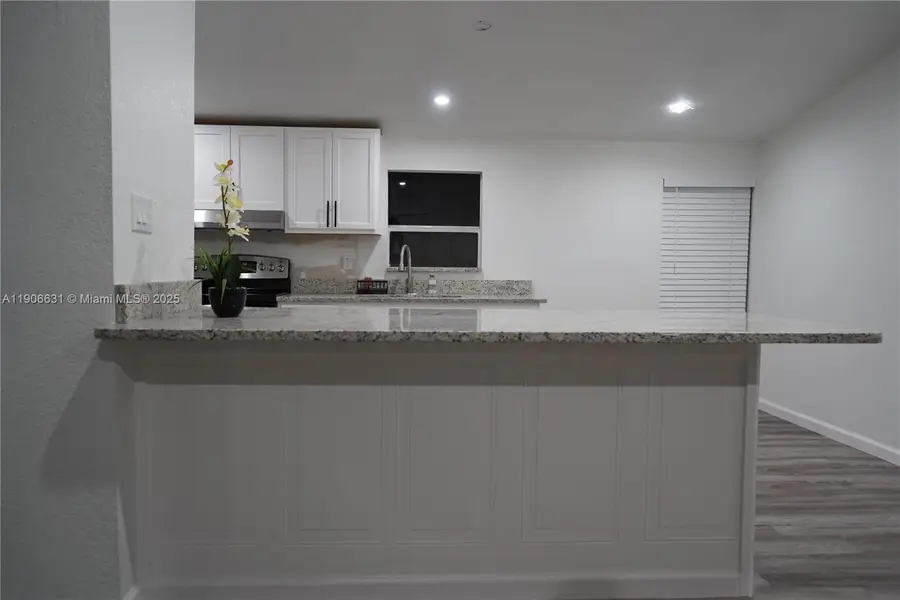 9801 Oaks St, Tampa, FL 33635 - Image #2