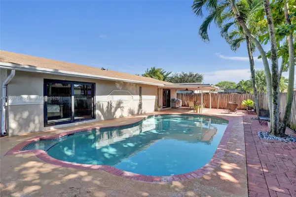 9350 NW 43rd Mnr, Sunrise, FL 33351