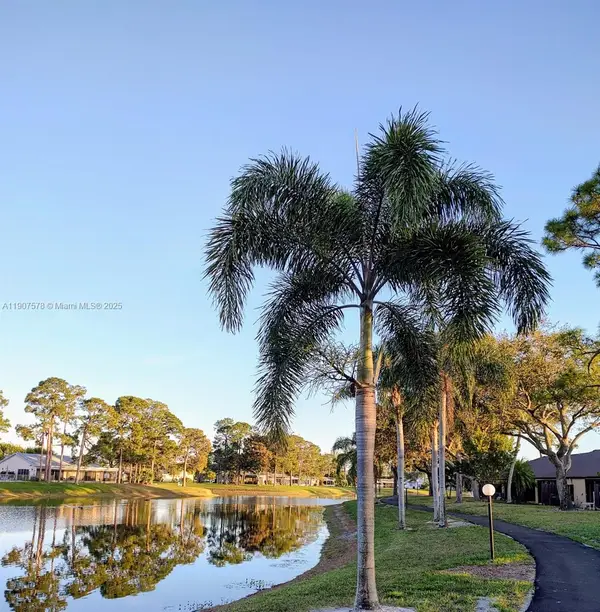 442 Pine Glen Ln #D-2, Green Acres, FL 33463