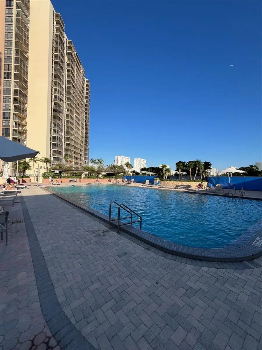 20301 W Country Club Dr #625, Aventura, FL 33180 - Image #2