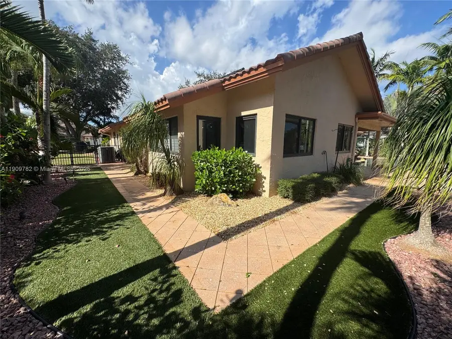 2720 Oak Tree Ln, Oakland Park, FL 33309 - Image #3