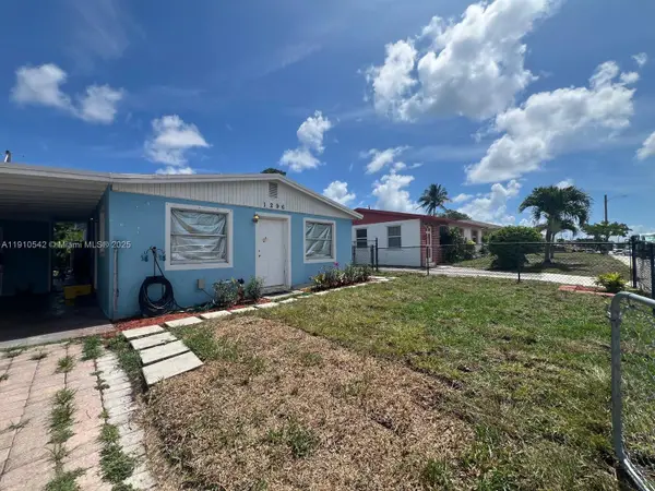 1296 W 36th St, Riviera Beach, FL 33404