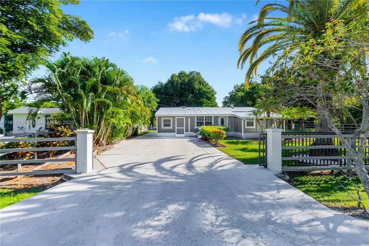 327 Mongomery Ave, Fort Myers, FL 33905 - #1