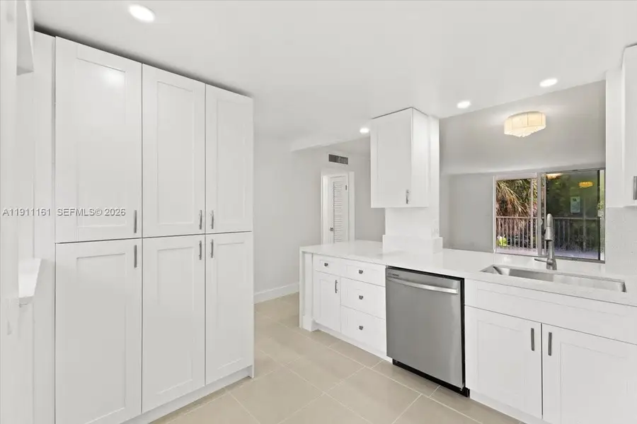 319 NE 14th Ave #201, Hallandale Beach, FL 33009 - #2