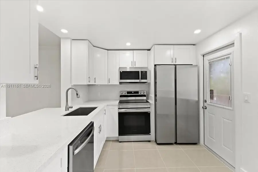 319 NE 14th Ave #201, Hallandale Beach, FL 33009 - #3
