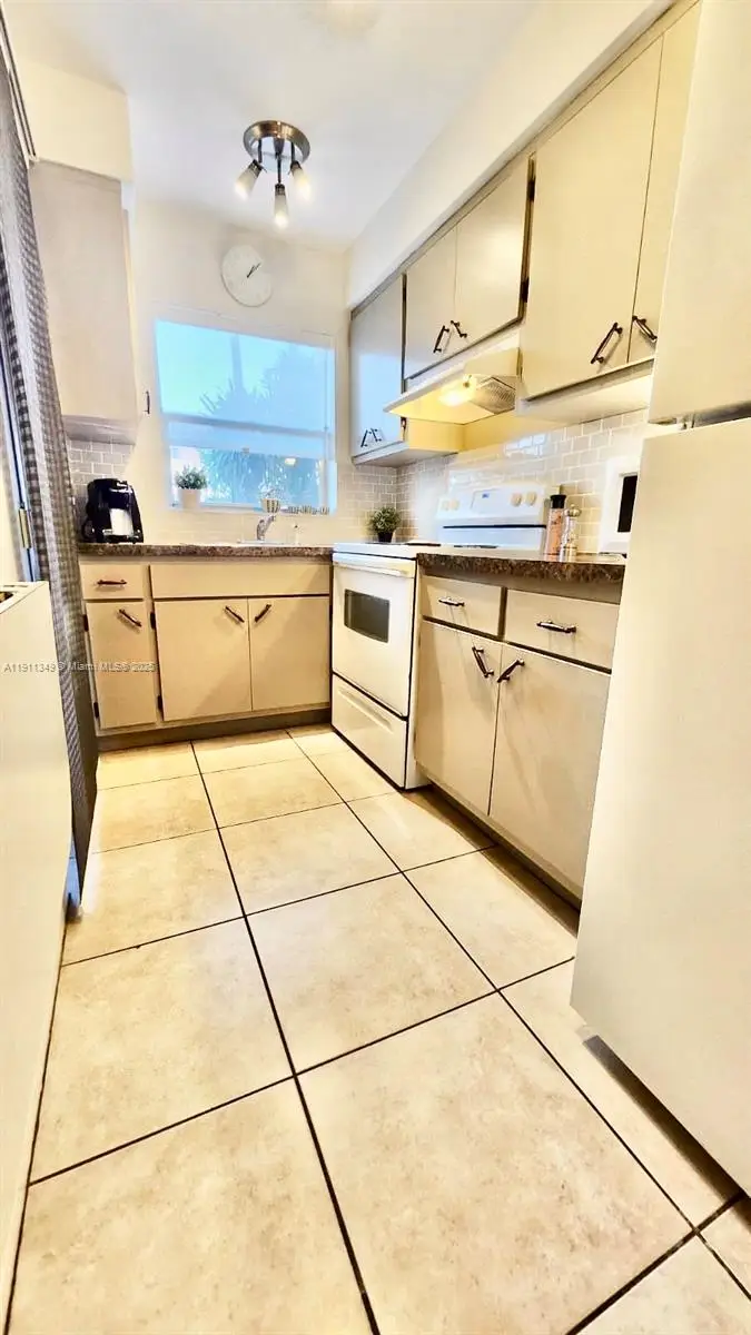 160 NE 8th Ave #21A, Hallandale Beach, FL 33009 - #2