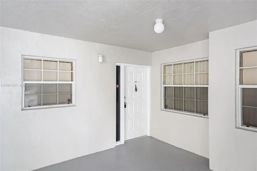 2871 N Oakland Forest Dr #210, Oakland Park, FL 33309 - Image #2