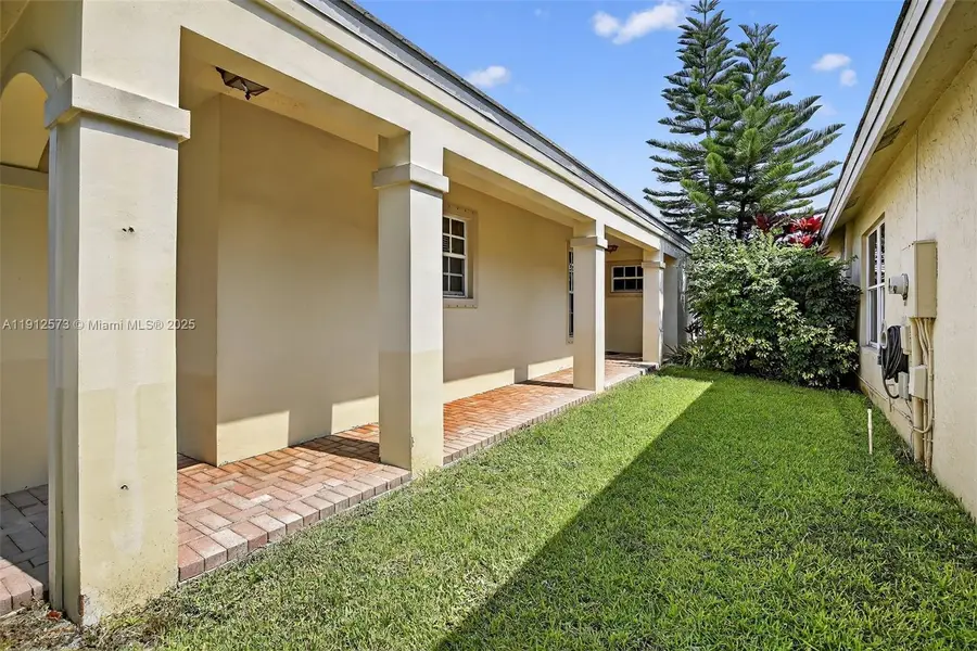 8800 Lake Park Cir N, Davie, FL 33328 - Image #3