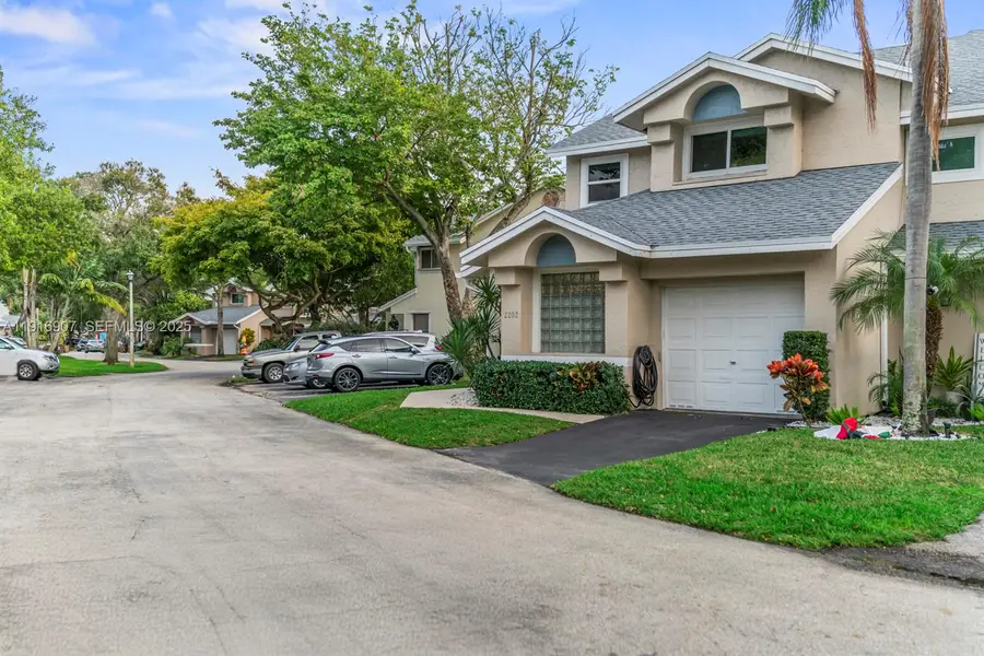 2202 W Discovery Cir W, Deerfield Beach, FL 33442 - Image #3