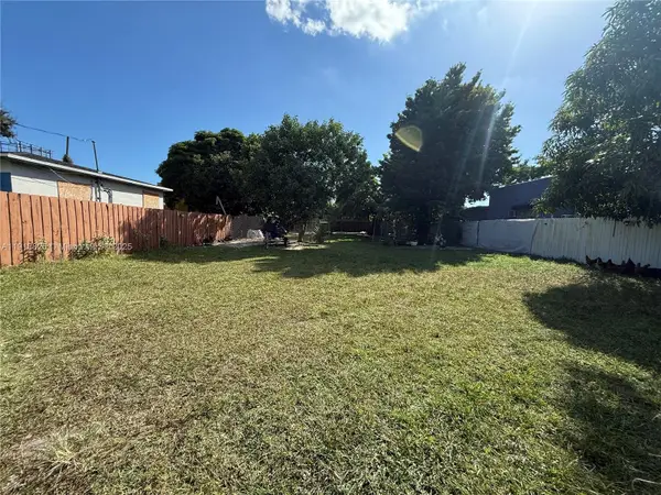 1736 NW 42nd St, Miami, FL 33142