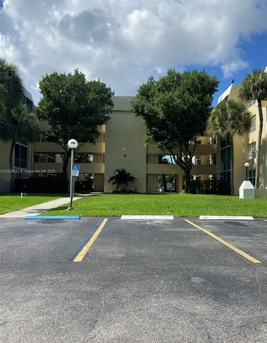 922 NE 199th St #1D, Miami, FL 33179 - Image #3