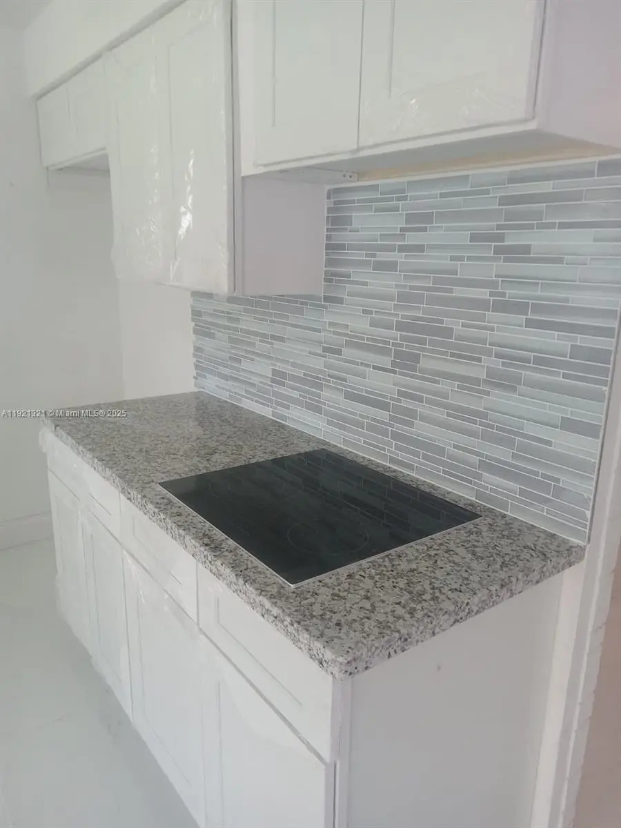 7260 Allen Dr, Hollywood, FL 33024 - Image #3