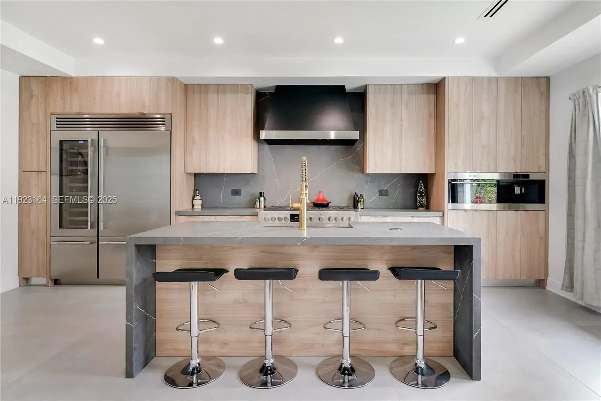 7553 W Treasure Dr, North Bay Village, FL 33141 - Image #1