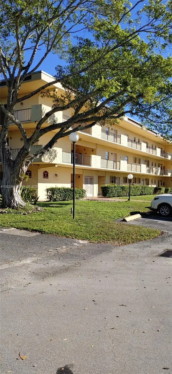 351 Cambridge Rd #107, Hollywood, FL 33024