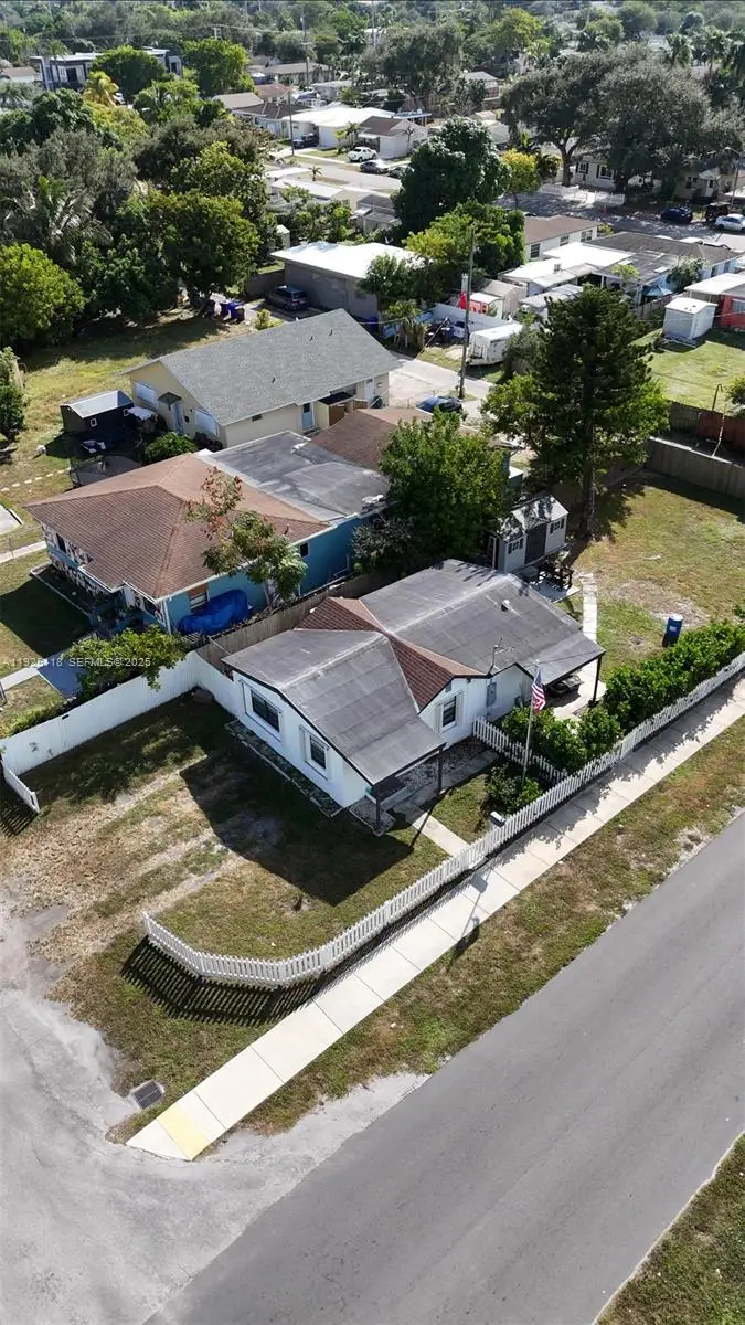 2444 Roosevelt St, Hollywood, FL 33020 - Image #2