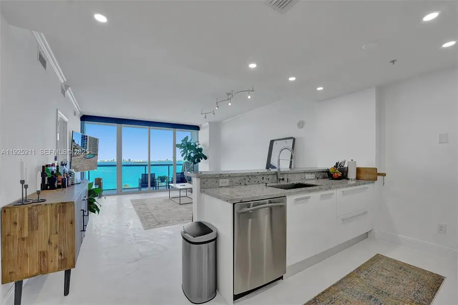 601 NE 36th St #811, Miami, FL 33137 - Image #2
