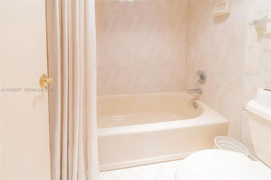 9235 Lagoon Pl #404, Davie, FL 33324 - Image #2