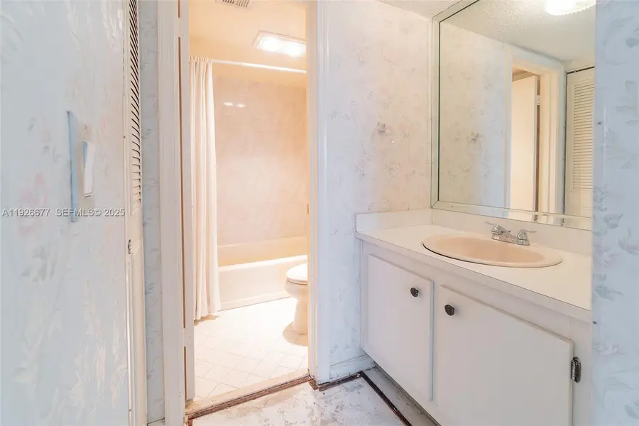 9235 Lagoon Pl #404, Davie, FL 33324 - Image #3