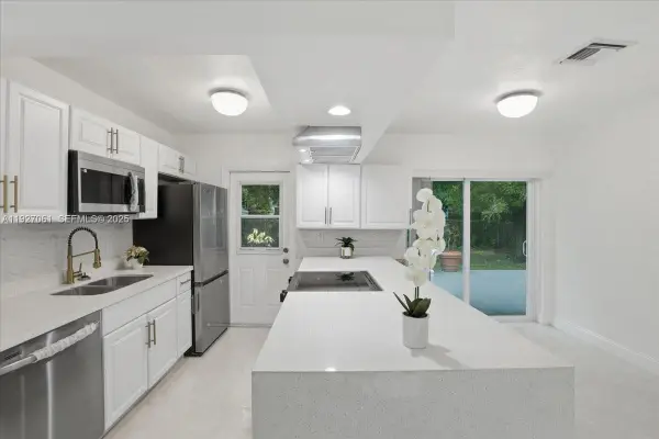 3330 N 72nd Ter, Hollywood, FL 33024