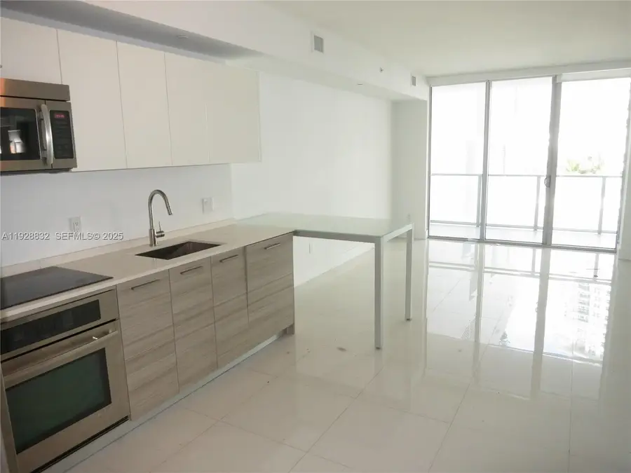 1300 Brickell Bay Dr #1110, Miami, FL 33131 - Image #3