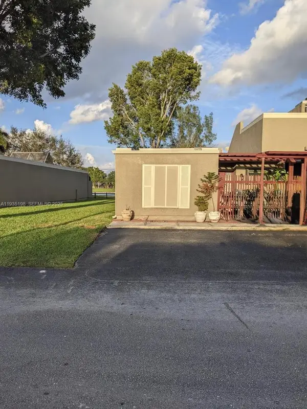 1121 W Fairway Rd, Pembroke Pines, FL 33026