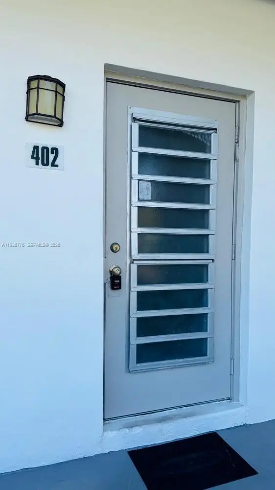 5000 NW 36th St #402, Lauderdale Lakes, FL 33319