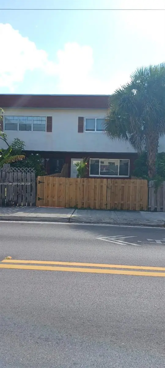 1570 NE 151 St #102, Miami, FL 33162