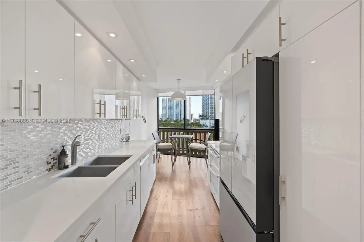 1000 W Island Blvd #807, Aventura, FL 33160 - Image #1