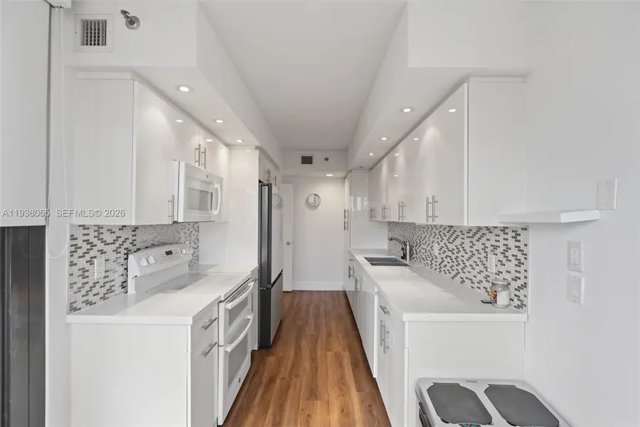 1000 W Island Blvd #807, Aventura, FL 33160 - Image #2