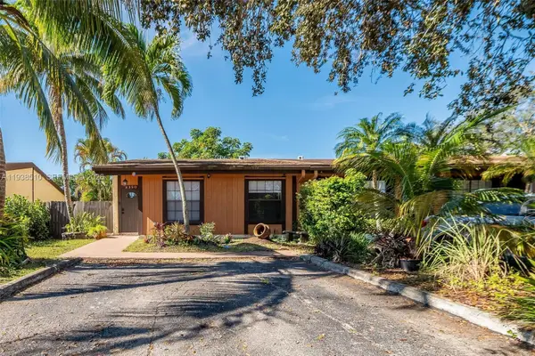 2350 Pecan Ct, Pembroke Pines, FL 33026