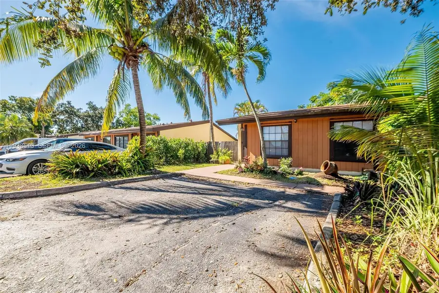 2350 Pecan Ct, Pembroke Pines, FL 33026 - Image #2