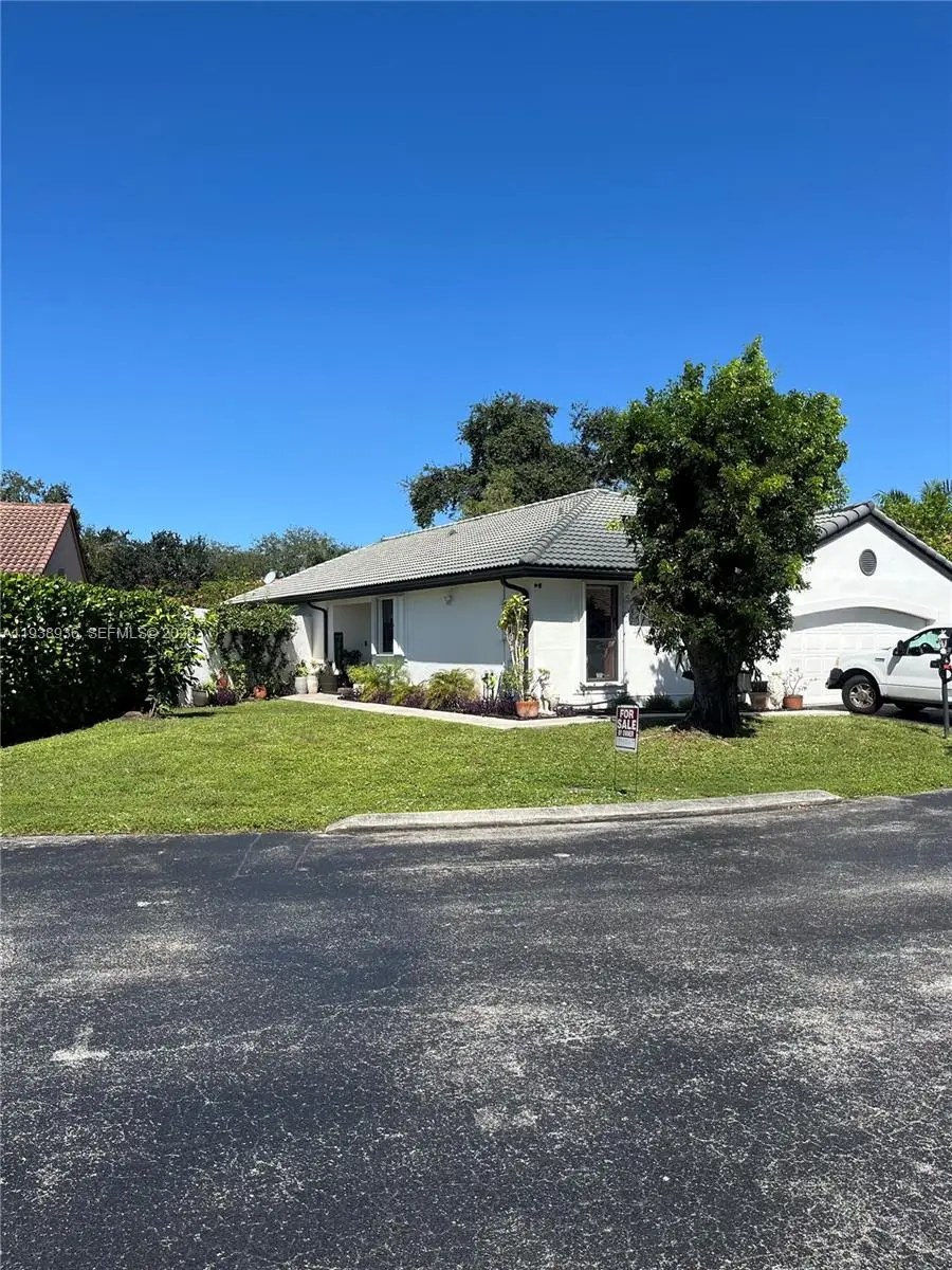 6201 Portsmouth Ln, Davie, FL 33331 - Image #2