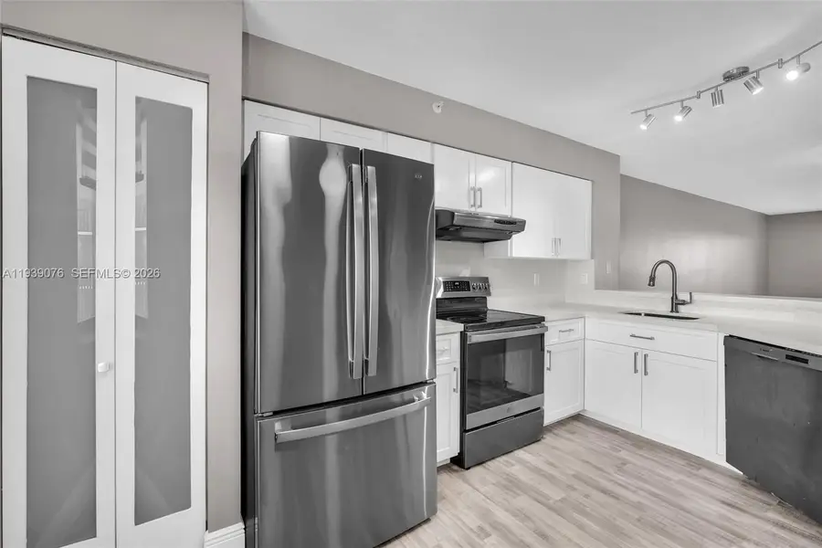 2112 S Cypress Bend Dr #802, Pompano Beach, FL 33069 - Image #2