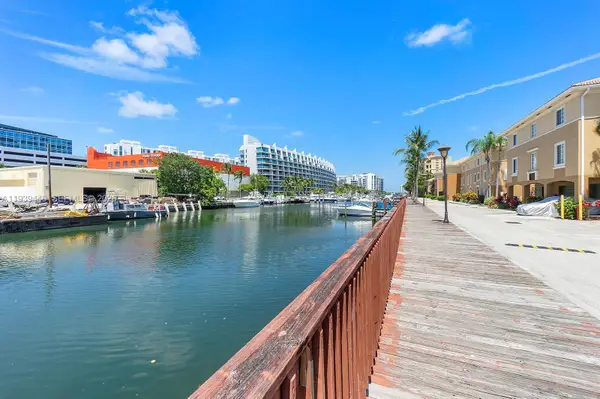 2861 NE 185th St #302, Aventura, FL 33180