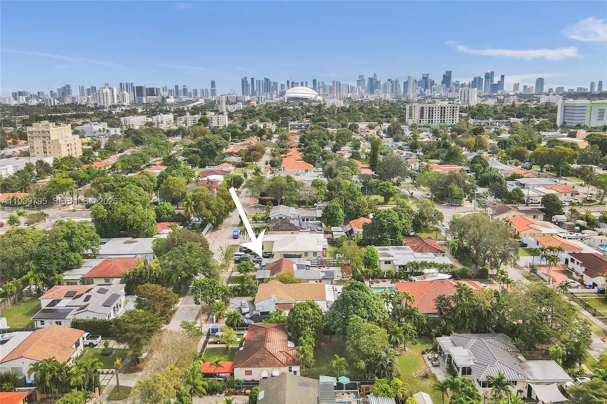 3030 NW 5th St, Miami, FL 33125 - Image #1