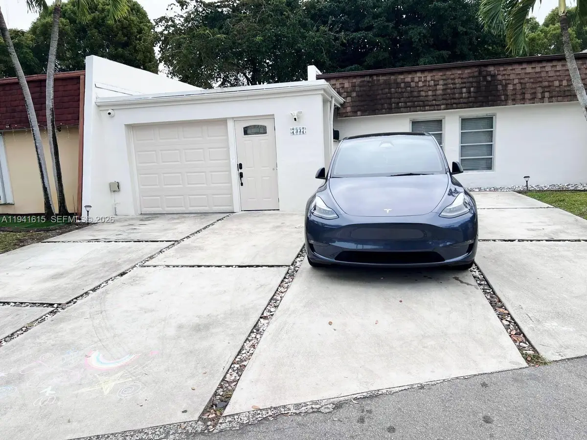 7337 Stardust Dr, Hialeah, FL 33015 - Image #1