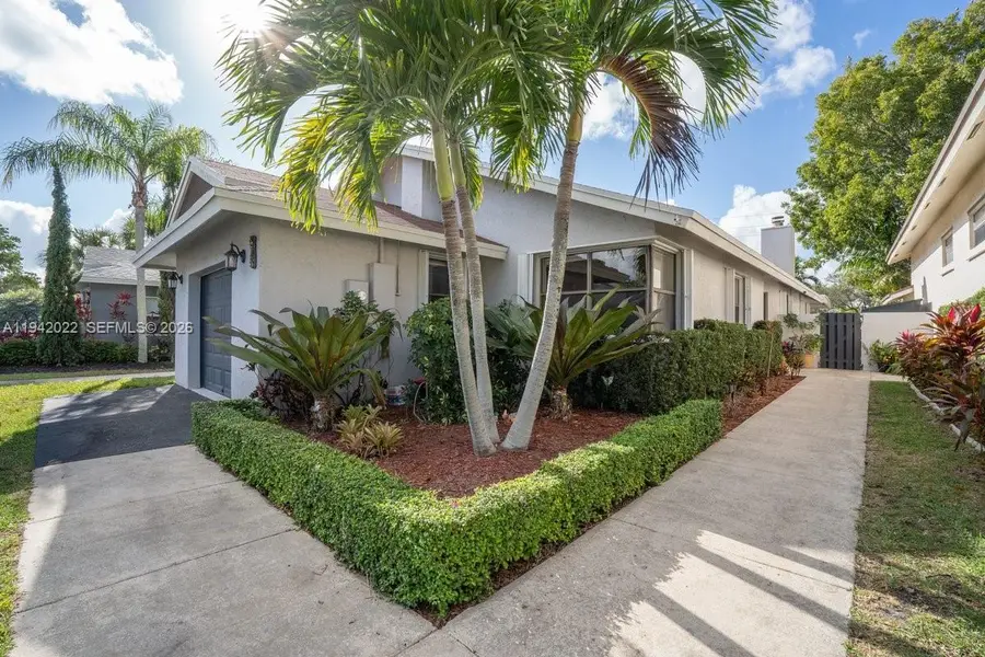 575 Lakeside Cir, Sunrise, FL 33326 - Image #2