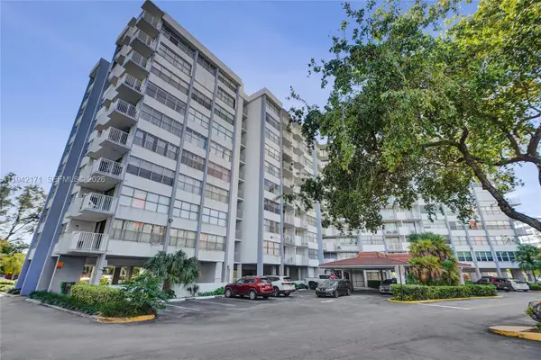 1300 NE Miami Gardens Dr #320E, Miami, FL 33179