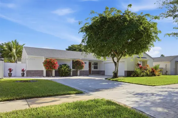 19463 NW 62nd Pl, Hialeah, FL 33015