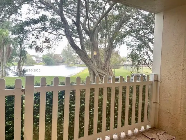 400 Palm Cir W #104, Pembroke Pines, FL 33025 - Image #2