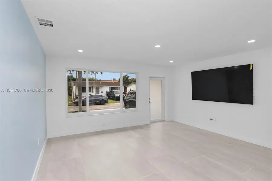 8235 NW 23rd St, Sunrise, FL 33322 - Image #3