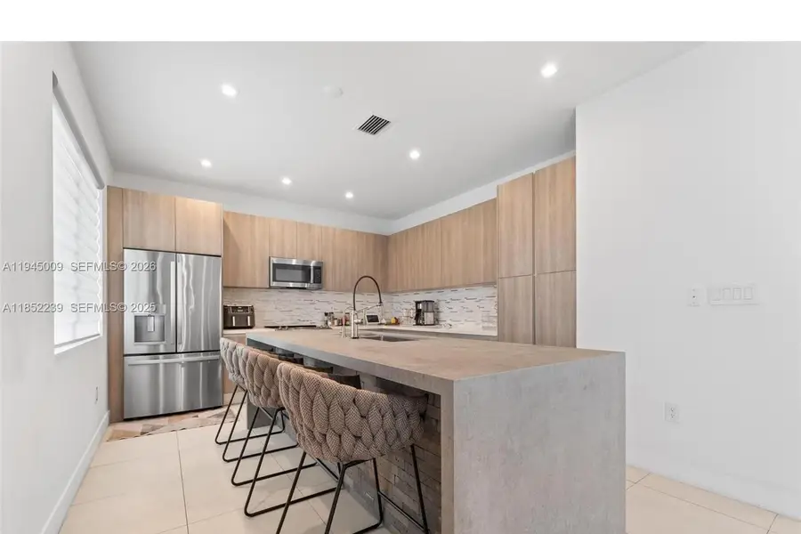 6810 NW 103rd Pl, Doral, FL 33178 - Image #2