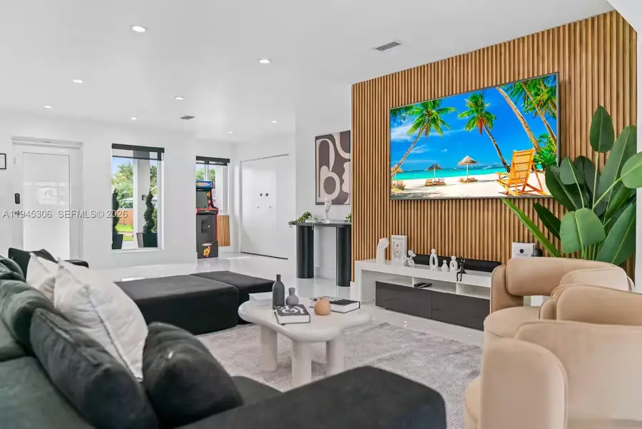 700 NW 9th Ct, Hallandale Beach, FL 33009 - Image #3