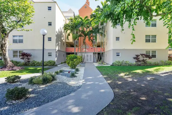 8363 Lake Dr #503, Doral, FL 33166