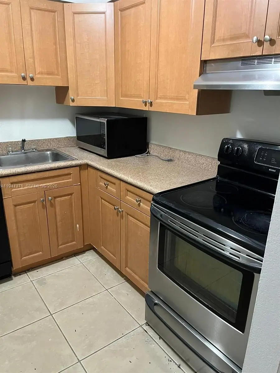 5221 Geneva Way #302, Doral, FL 33166 - Image #2