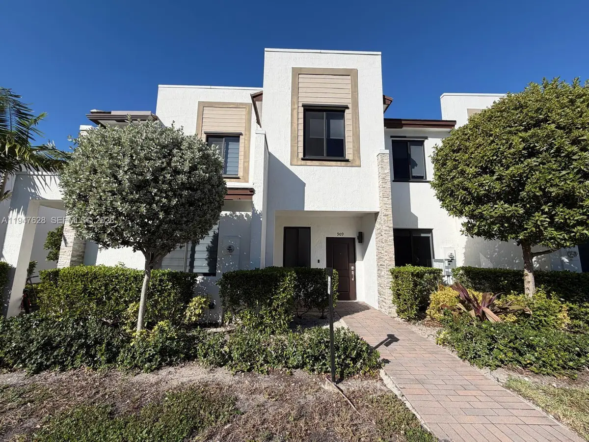 909 NE 211th St, Miami, FL 33179 - Image #1