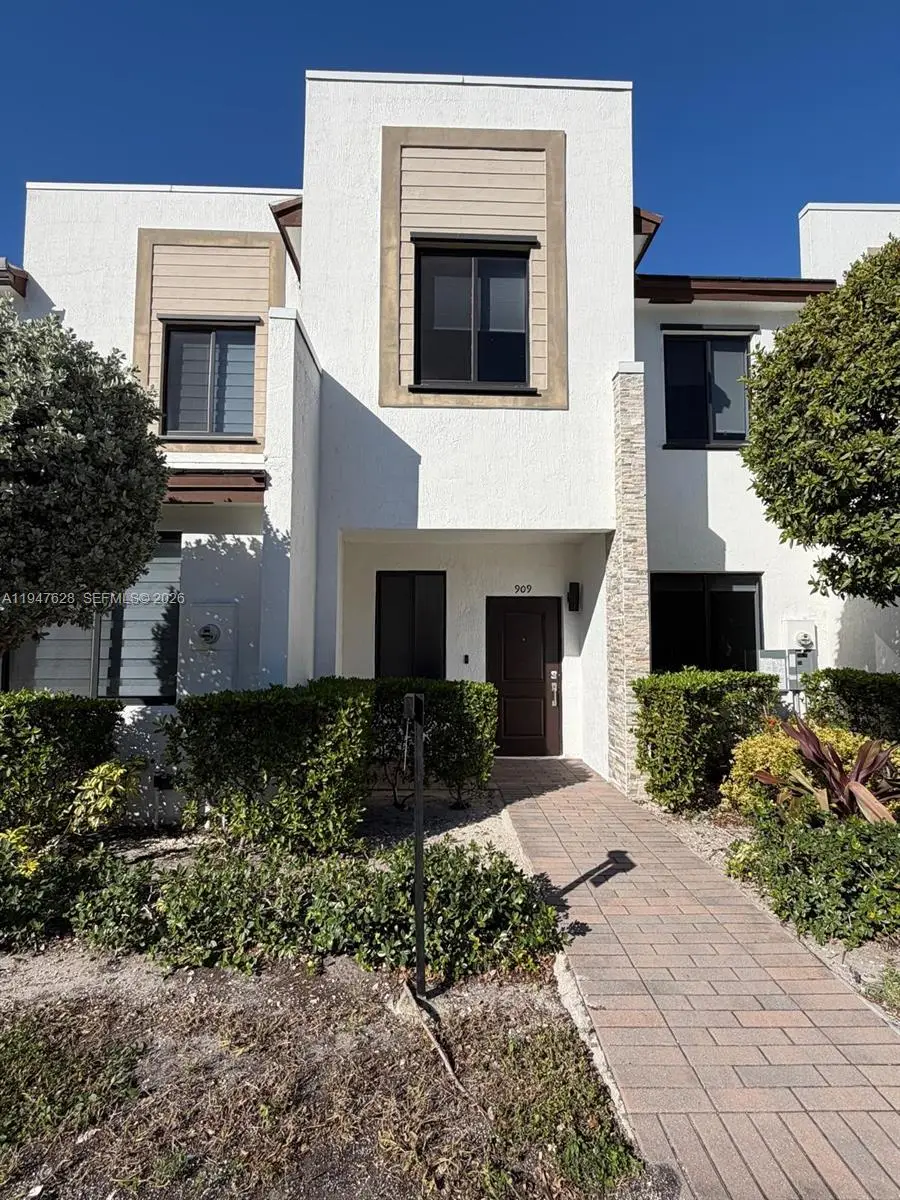 909 NE 211th St, Miami, FL 33179 - Image #2