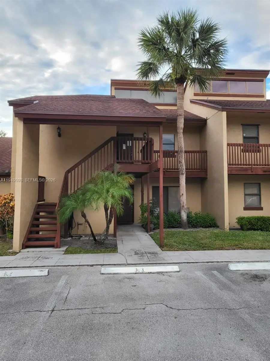 302 E Lakeview Dr E #302, Royal Palm Beach, FL 33411 - Image #1