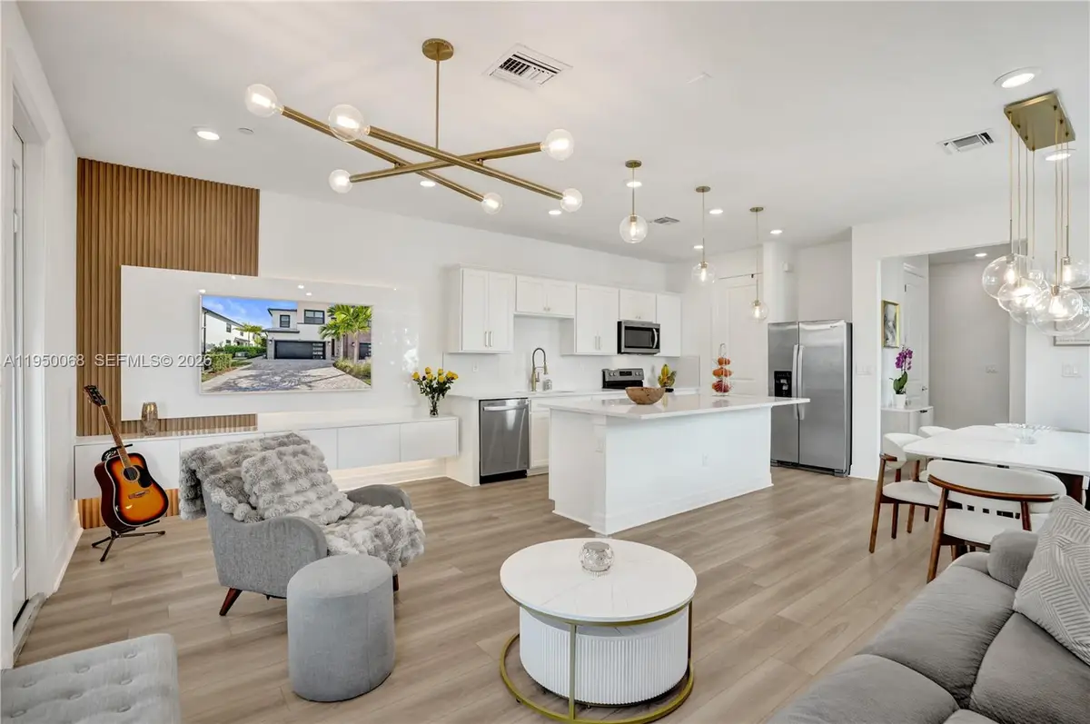 8360 NW 7th Pl, Plantation, FL 33324 - Image #1